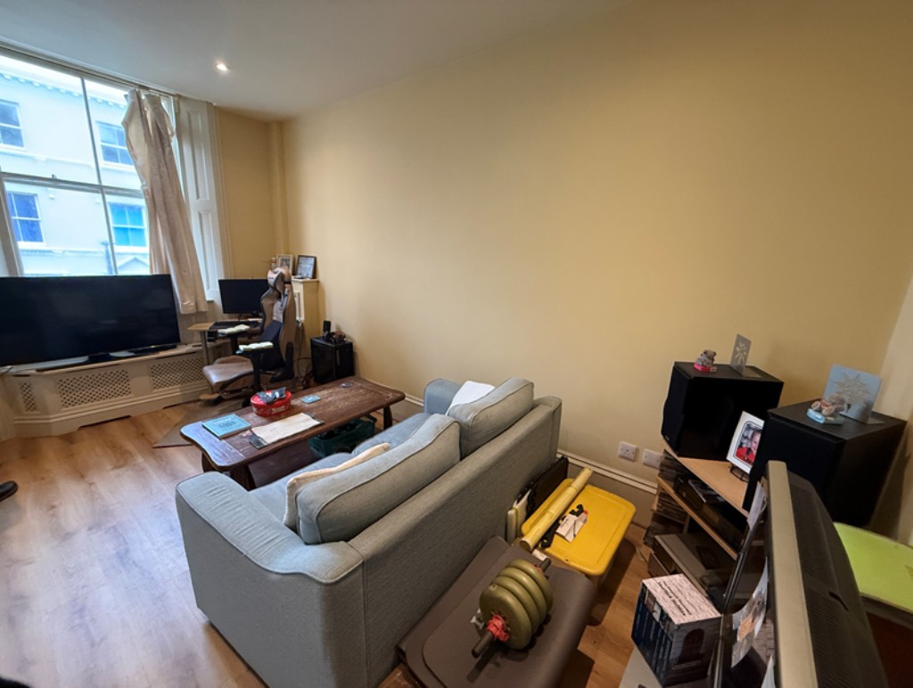 Lot: 72 - FREEHOLD COMMERCIAL & RESIDENTIAL BLOCK - 